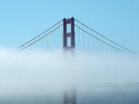 Golden Gate sous le brouillard de la baie de San Francisco